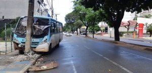 Motorista bate van em poste na Avenida 13 de Maio em Fortaleza