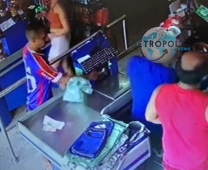 VÍDEO: Homem furta celular de operadora de caixa de supermercado na Cigana em Caucaia