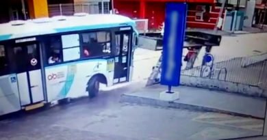 Câmera flagra momento que ônibus colide em parada de ônibus na av Francisco Sá em Fortaleza