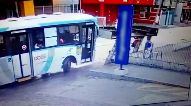 Câmera flagra momento que ônibus colide em parada de ônibus na av Francisco Sá em Fortaleza