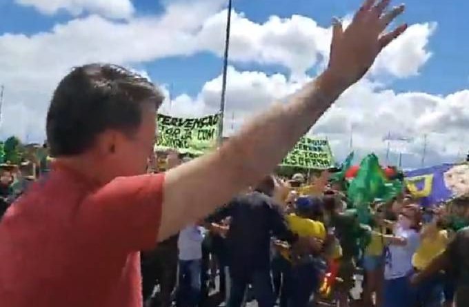 Em frente ao QG do Exército, em Brasília, Jair Bolsonaro voltou a criticar neste domingo a “velha política” brasileira