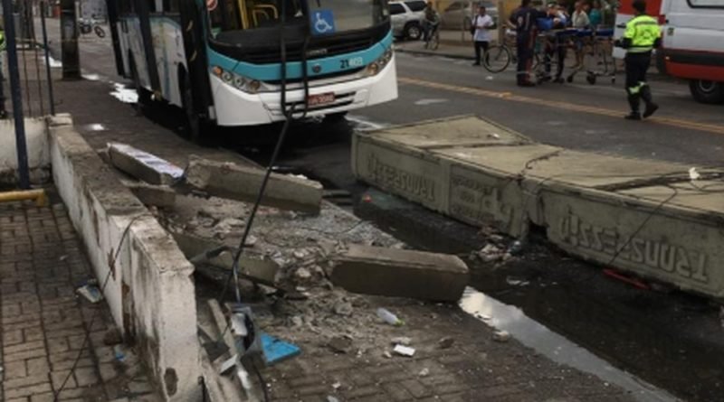 Homem morre após ônibus bater em estrutura de parada de ônibus na av. Francisco Sá em Fortaleza