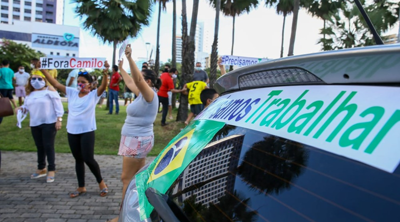 Policiais dispersam carreata que pedia fim de isolamento social em Fortaleza