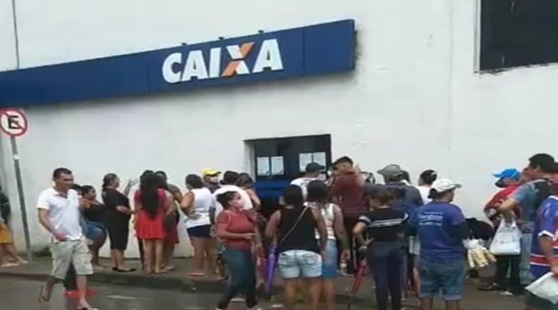 Clientes se aglomeram em fila na Caixa Econômica Federal em Caucaia