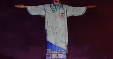 Cristo Redentor ‘veste’ jaleco para homenagear médicos e enfermeiros