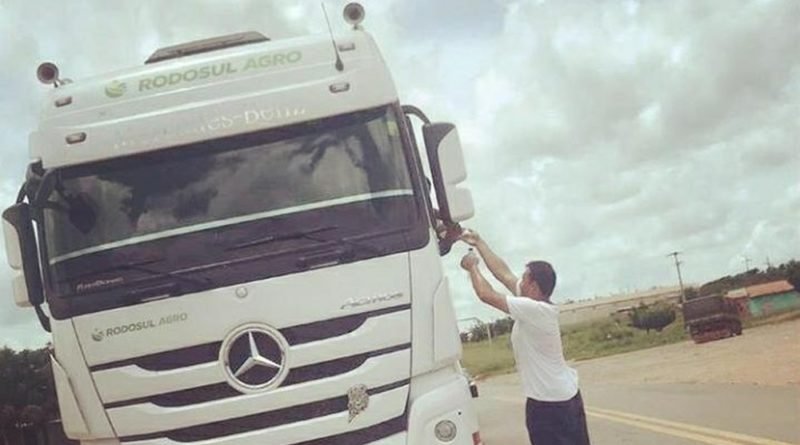 Grupo doa quentinhas e água para caminhoneiros em estrada no interior do Ceará