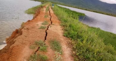 Parede do açude do Minguaú em Caucaia, prestes a romper