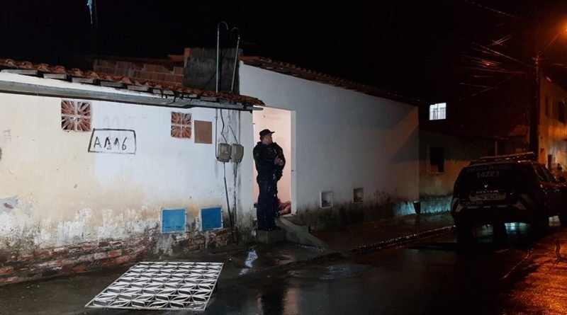 Homens arrancam portão de residência e matam irmãos em Maracanaú