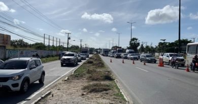 Lockdown em Fortaleza tem engarrafamentos em pontos de bloqueio e aglomeração em terminais de ônibus