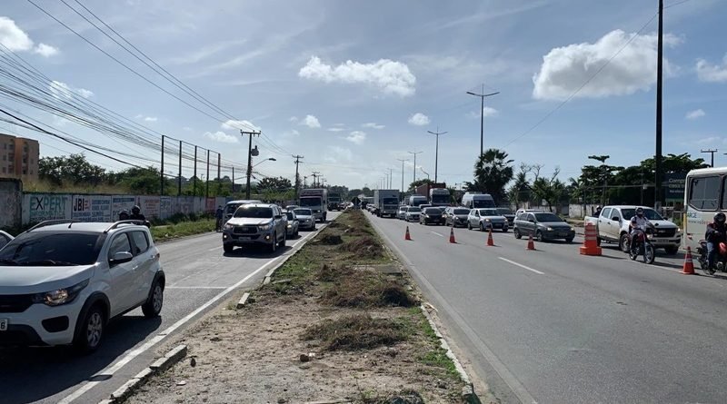 Lockdown em Fortaleza tem engarrafamentos em pontos de bloqueio e aglomeração em terminais de ônibus