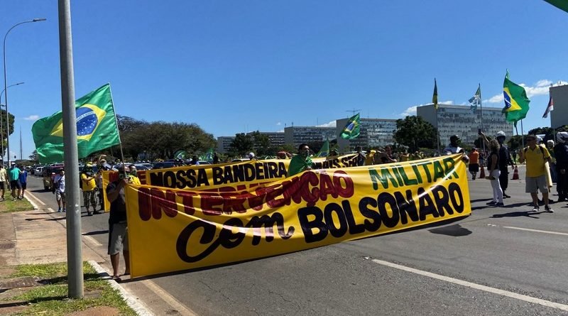 'Brasil vive tempos sombrios', diz Camilo Santana sobre manifestações com apoio de Bolsonaro