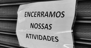 "Economia está começando a colapsar", diz Guedes