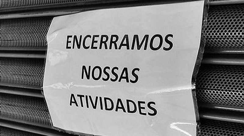 "Economia está começando a colapsar", diz Guedes