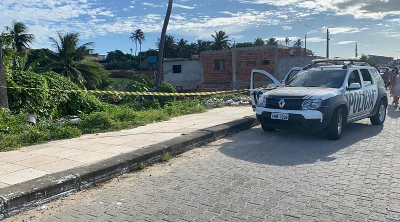 Adolescente de 13 anos é morta a tiros por homens em carro na Barra do Ceará, em Fortaleza