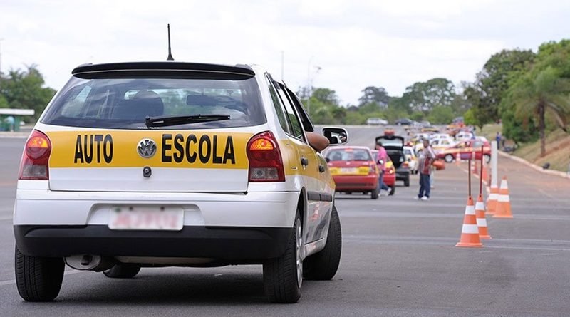 Novo decreto autoriza funcionamento de auto-escolas