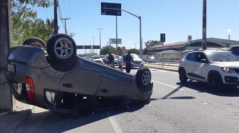 Carro capota e deixa duas pessoas feridas na CE-060, em Maracanaú