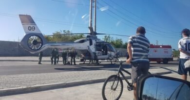 Estudante é atropelado por moto e helicóptero da Ciopaer faz resgate de feridos na Avenida Alberto Craveiro, em Fortaleza