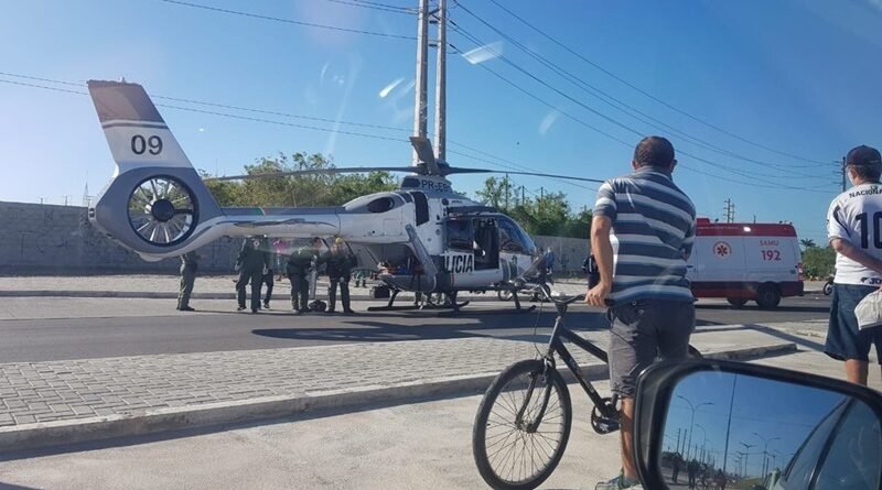 Estudante é atropelado por moto e helicóptero da Ciopaer faz resgate de feridos na Avenida Alberto Craveiro, em Fortaleza