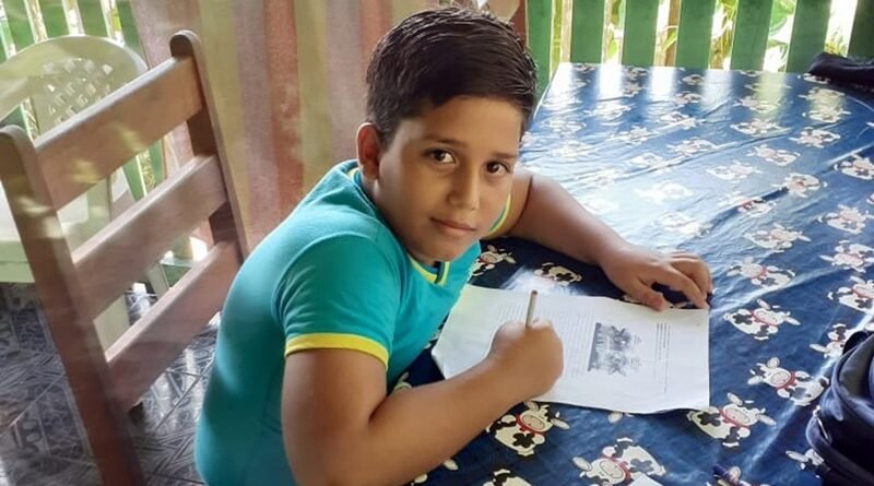 Menino de 11 anos morre após receber descarga elétrica de celular que estava carregando