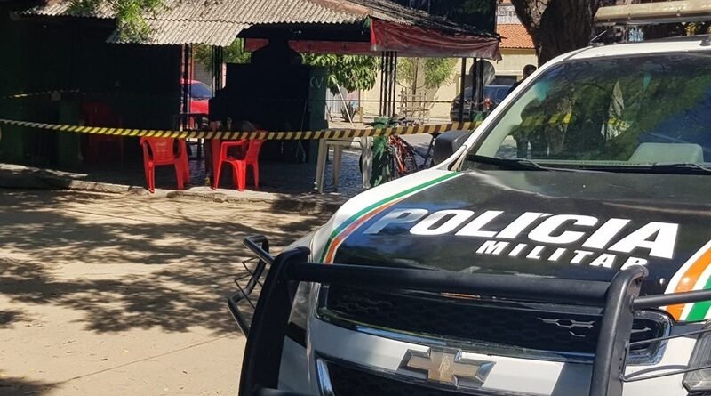 Mulher é morta a tiros na frente de amigos em calçada de bar em Fortaleza