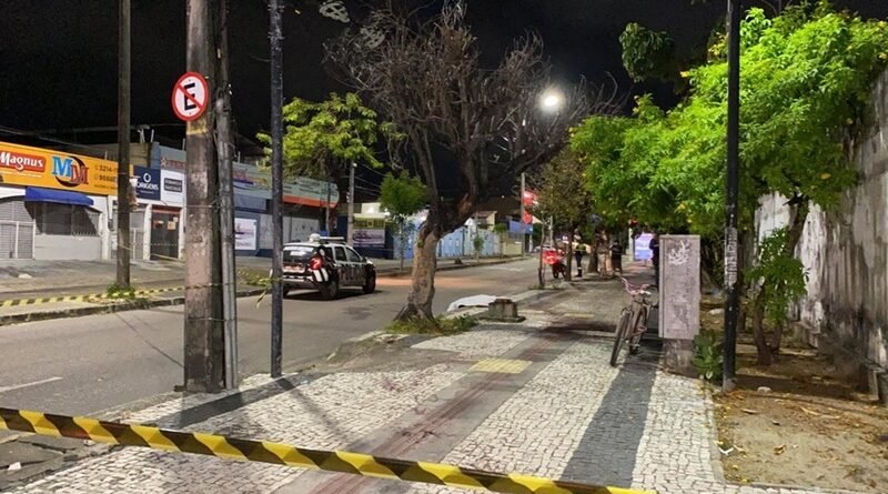 Suspeito de assaltos é morto a tiros por ocupantes de carro ao lado da Igreja Redonda, em Fortaleza