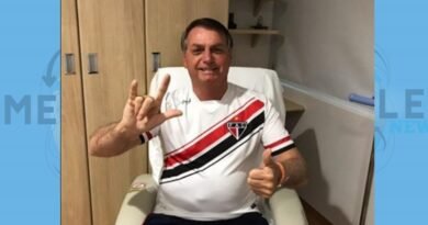 Bolsonaro apresenta evolução clínica e posa com camisa do Ferroviário após cirurgia em SP