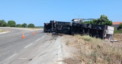 Carreta tomba em cima de moto e motociclista é resgatado com vida na BR-116