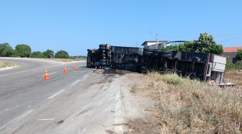 Carreta tomba em cima de moto e motociclista é resgatado com vida na BR-116