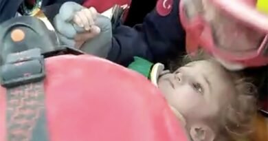 Menina de 3 anos é resgatada viva após 65 horas nos escombros de terremoto na Turquia