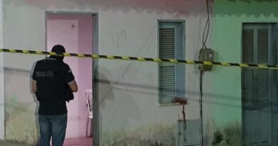 Mulher é presa em flagrante por assassinar marido a facadas após ser agredida em Itaitinga