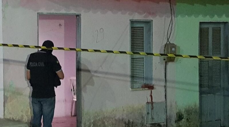 Mulher é presa em flagrante por assassinar marido a facadas após ser agredida em Itaitinga