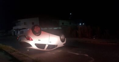 Carro capota após motorista bater em outro veículo no bairro José Walter