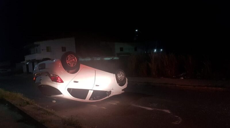 Carro capota após motorista bater em outro veículo no bairro José Walter