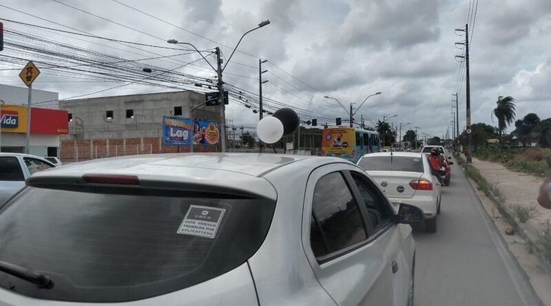 Cortejo, grito de guerra e buzinaço marcam velório de motorista de aplicativo que teve corpo queimado em assalto em Caucaia