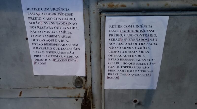 Cartazes com ameaças de morte a cachorros são pregados em portão de galpão em bairro de Fortaleza