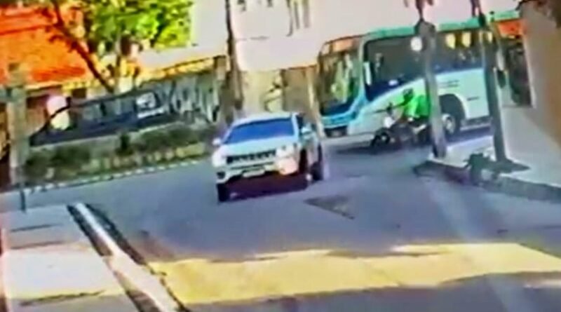 Motociclista é resgatado embaixo de ônibus após acidente em Fortaleza