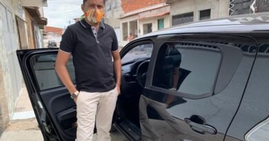 Motorista de aplicativo encontra R$ 15 mil dentro do carro e devolve para passageiro