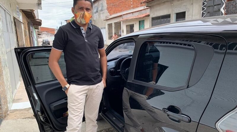 Motorista de aplicativo encontra R$ 15 mil dentro do carro e devolve para passageiro