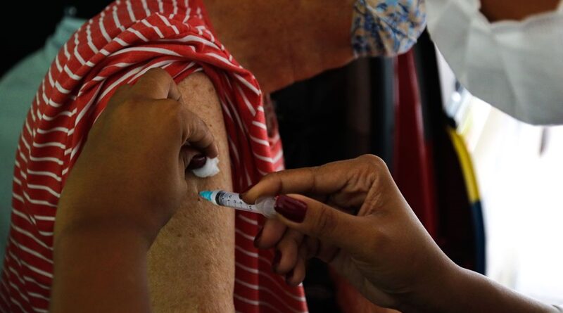 Anvisa alerta para evitar a mistura de vacinas nas diferentes doses
