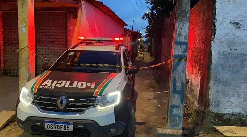 Adolescente é morto a tiros e dois são baleados enquanto jogavam futebol na rua em Fortaleza