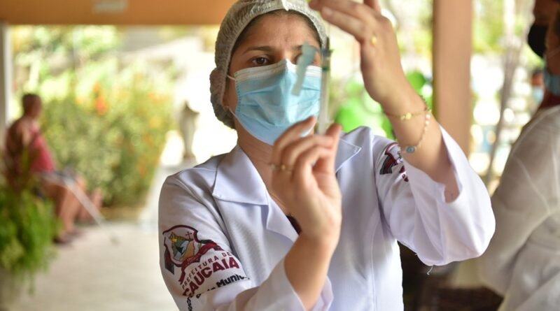 Caucaia vacina idosos a partir de 61 anos