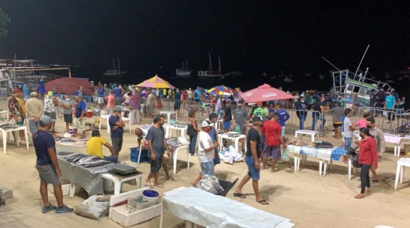 Clientes madrugam para comprar peixe na Sexta-feira Santa em Fortaleza