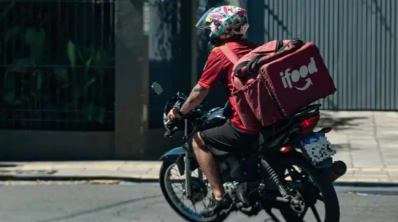 Elmano assina projeto que prevê isenção de IPVA para motoristas e entregadores de App